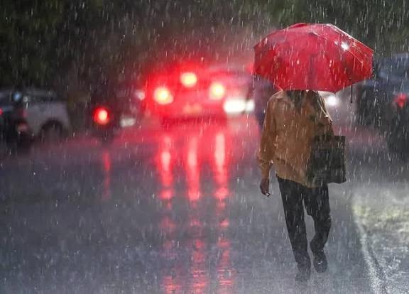 സംസ്ഥാനത്ത് മഴ കനക്കുന്നു ; വടക്കന് ജില്ലകളില് ശക്തമായ മഴയിലും കാറ്റിലും വ്യാപക നാശനഷ്ടം
