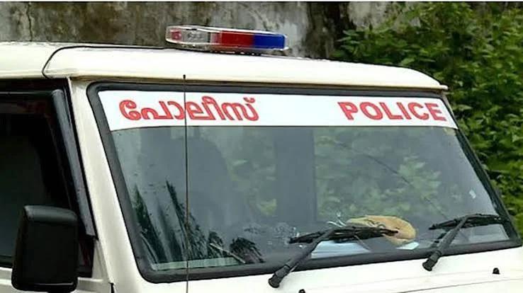 ശുചിമുറി ഫീസ് ജിപേ സ്വീകരിച്ചില്ല, അകത്ത് കയറിയതോടെ വാതിൽ തല്ലിപ്പൊളിക്കാൻ ശ്രമം, പുറത്തു വന്നപ്പോൾ മർദനവും, ജീവനക്കാർ പിടിയിൽ