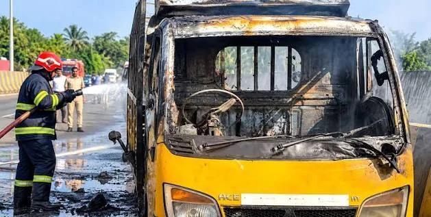 ആലപ്പുഴ ബൈപ്പാസിൽ ഓടിക്കൊണ്ടിരുന്ന മിനി ലോറിക്ക് തീപിടിച്ചു