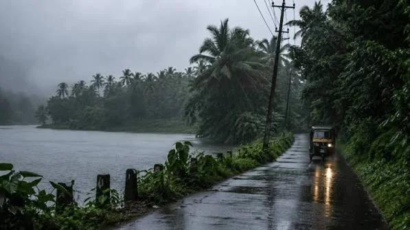 കനത്ത മഴ; അടുത്ത മൂന്ന് മണിക്കൂറിൽ മൂന്ന് ജില്ലകളിൽ ഓറഞ്ച് അലർട്ട്, ഇടിമിന്നലിനും സാധ്യത
